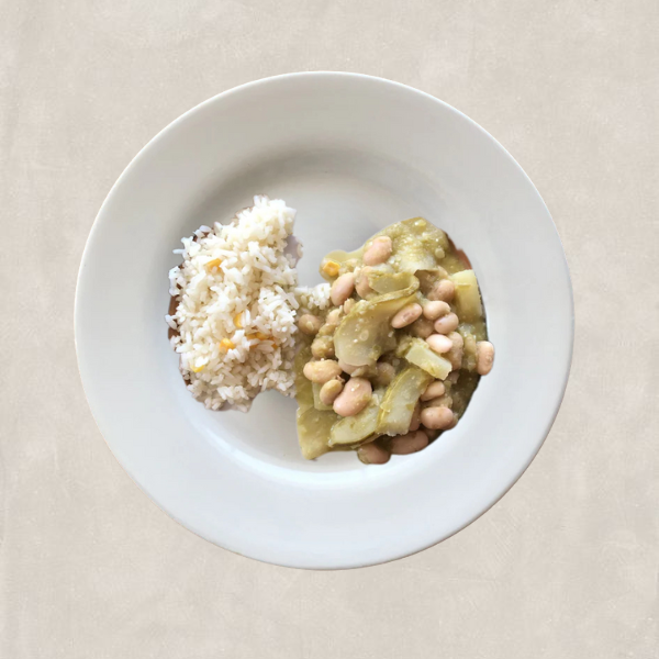 Ayocotes blancos con chilacayote y papas en salsa verde